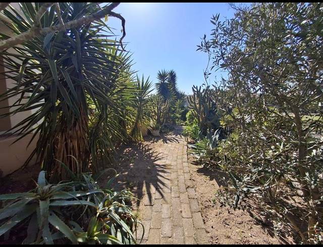 5 BEDROOM HOUSE FOR SALE IN STOMPNEUS BAY